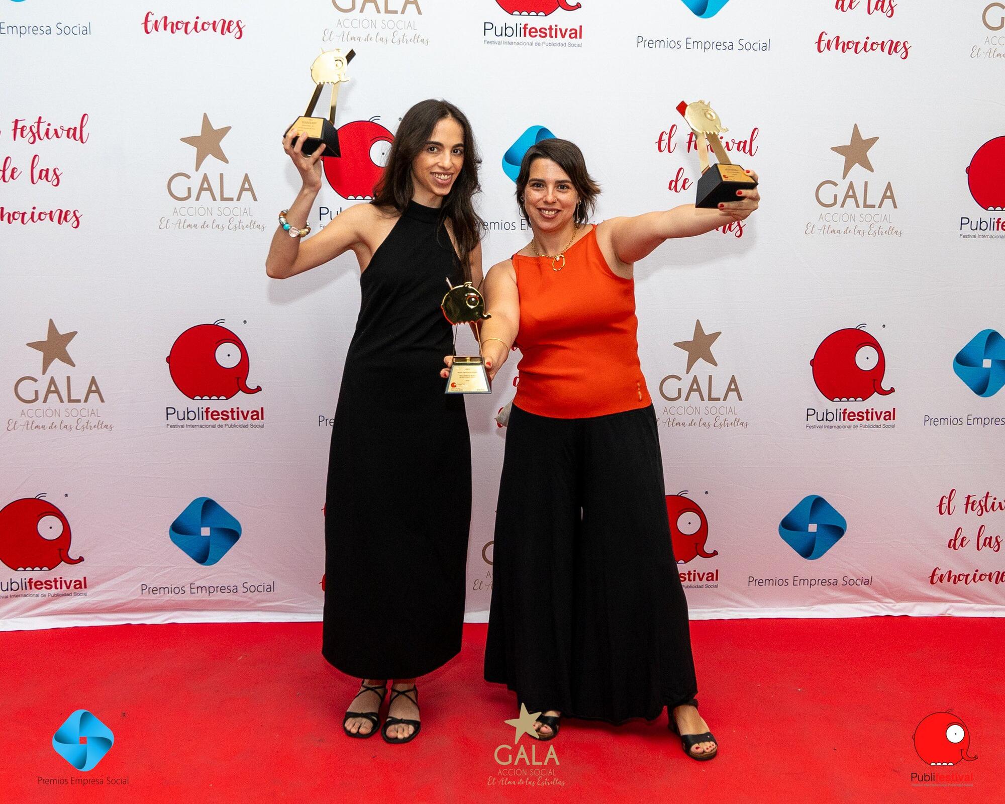 Equipo de Labox regiendo un prestigioso premio de publicidad.